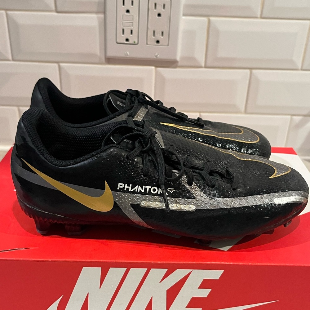Nike Black and Gold Athletic Shoes with Sleek Design
